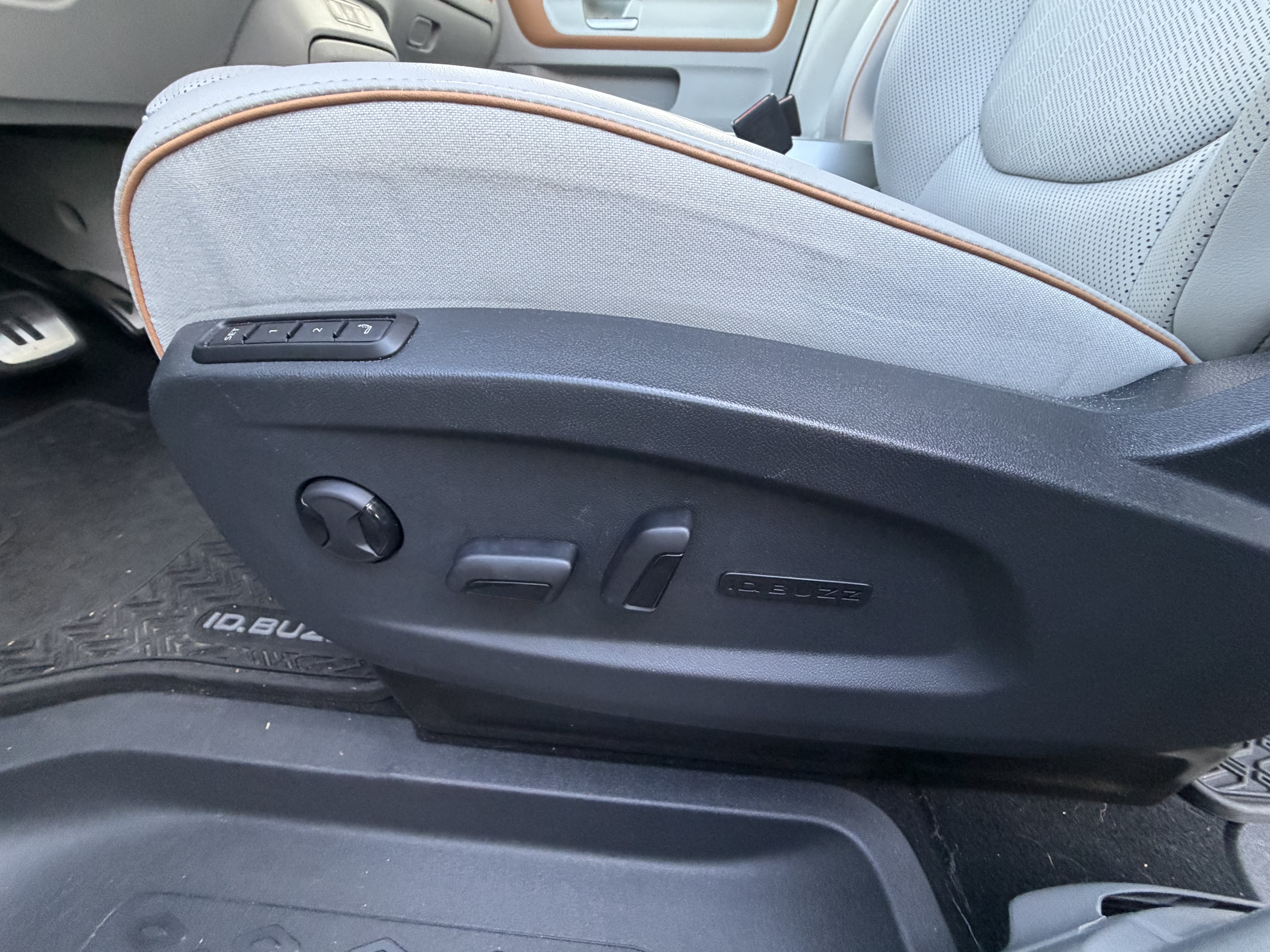 Used 2025 Volkswagen ID. Buzz 1st Edition AWD/4WD image 33