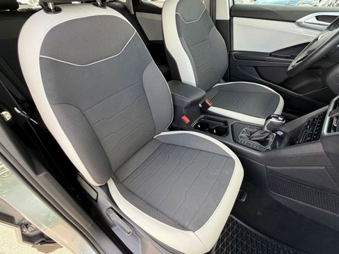 Certified 2025 Volkswagen Taos SE FWD image 21