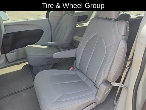 Used 2017 Chrysler Pacifica Touring Plus w/ Tire & Wheel Group FWD image 7