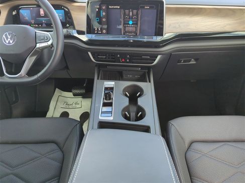Used 2025 Volkswagen Atlas SE image 21