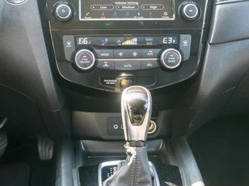 Used 2018 Nissan Rogue SV AWD/4WD image 16
