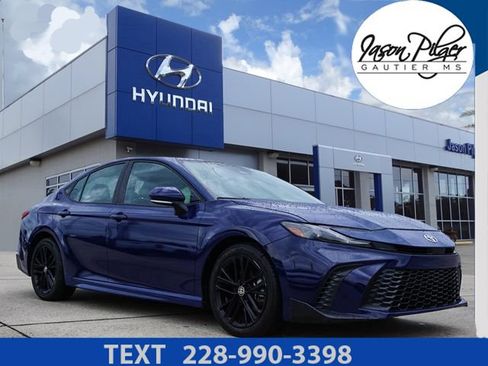 Used 2025 Toyota Camry SE FWD image 1