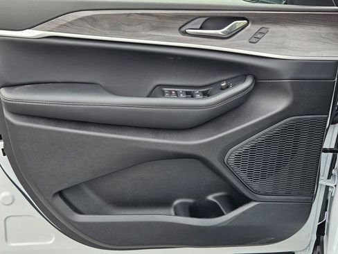 New 2025 Jeep Grand Cherokee L Limited image 10