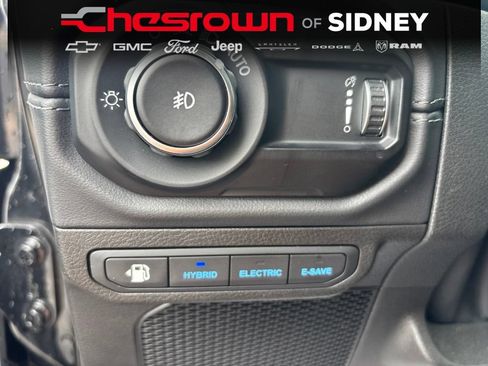Used 2025 Jeep Wrangler Unlimited Sahara AWD/4WD image 15