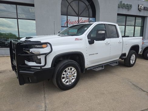 Used 2024 Chevrolet Silverado 2500 LT AWD/4WD image 3