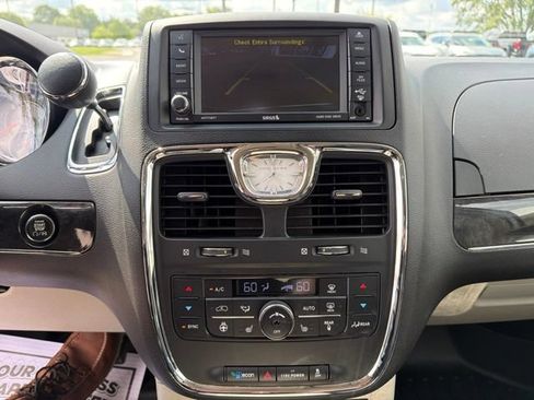 Used 2014 Chrysler Town & Country Touring-L w/ Driver Convenience Group FWD image 18
