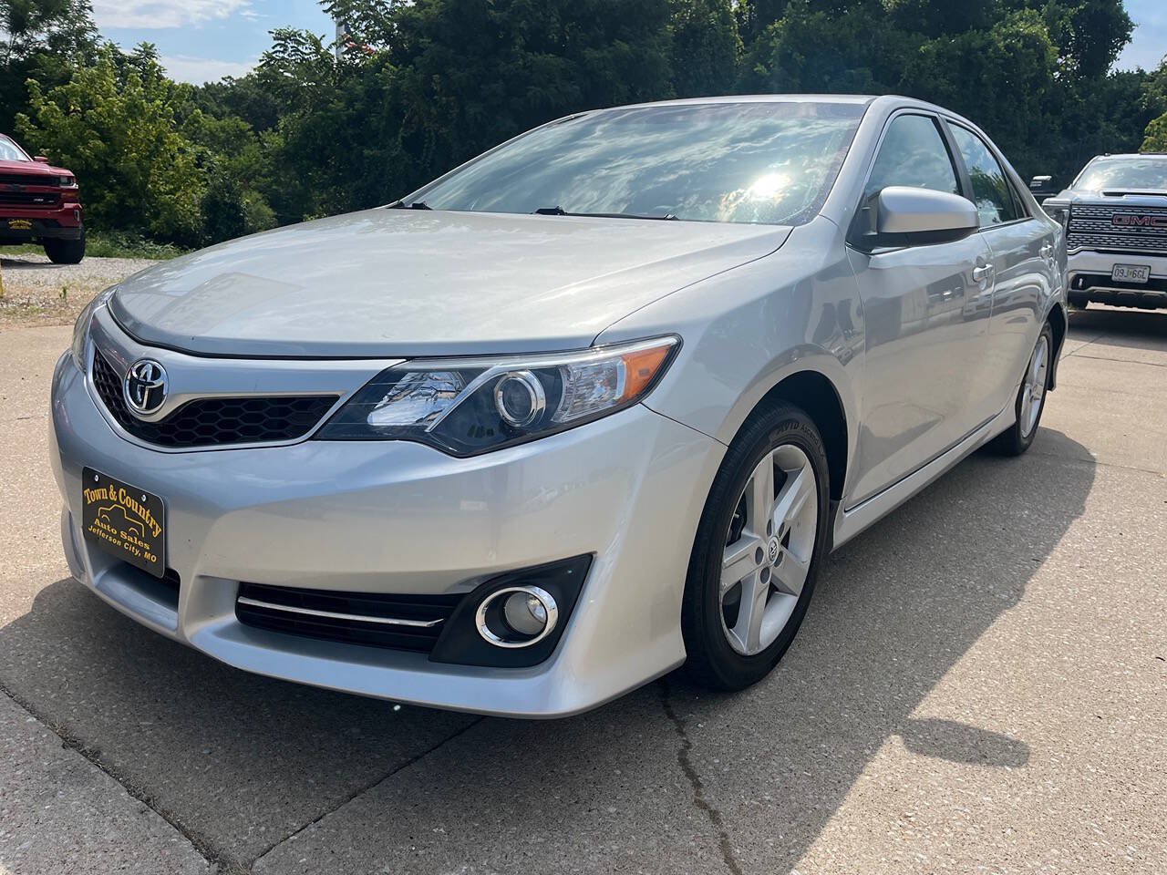 Used 2012 Toyota Camry SE FWD image 1