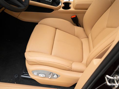 Used 2026 Porsche Macan AWD/4WD image 16