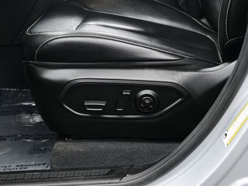 Used 2023 Jeep Grand Cherokee Limited w/ Black Appearance Package image 11