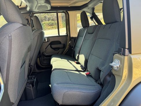 Used 2025 Jeep Wrangler Unlimited Sport image 13