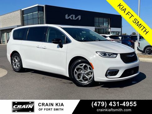 Used 2024 Chrysler Pacifica Limited image 1