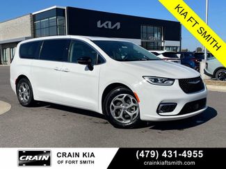 Used 2024 Chrysler Pacifica Limited video 1