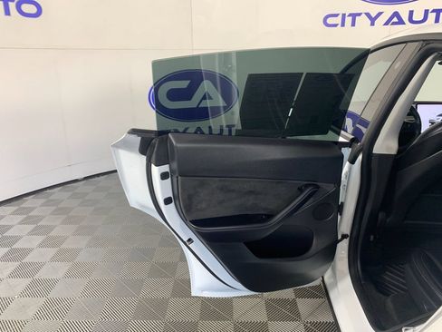 Used 2022 Tesla Model Y Long Range image 28