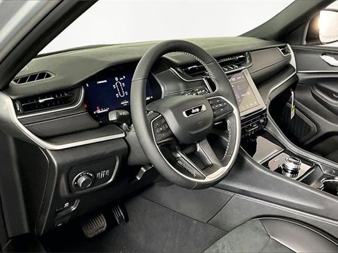 New 2025 Jeep Grand Cherokee L Laredo image 8