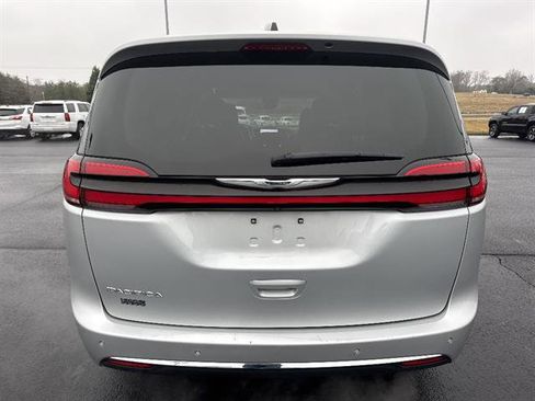 Used 2024 Chrysler Pacifica Touring-L image 6