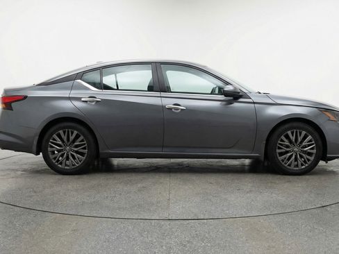 Used 2025 Nissan Altima 2.5 SV FWD image 11