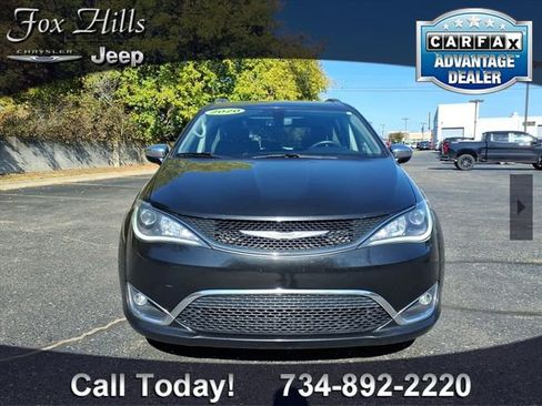 Used 2020 Chrysler Pacifica Limited w/ Tire & Wheel Group image 2