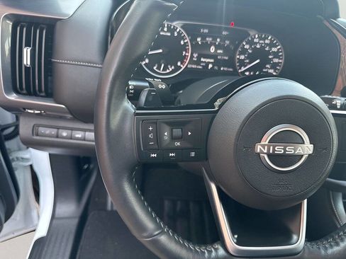 Used 2025 Nissan Pathfinder SL AWD/4WD image 16