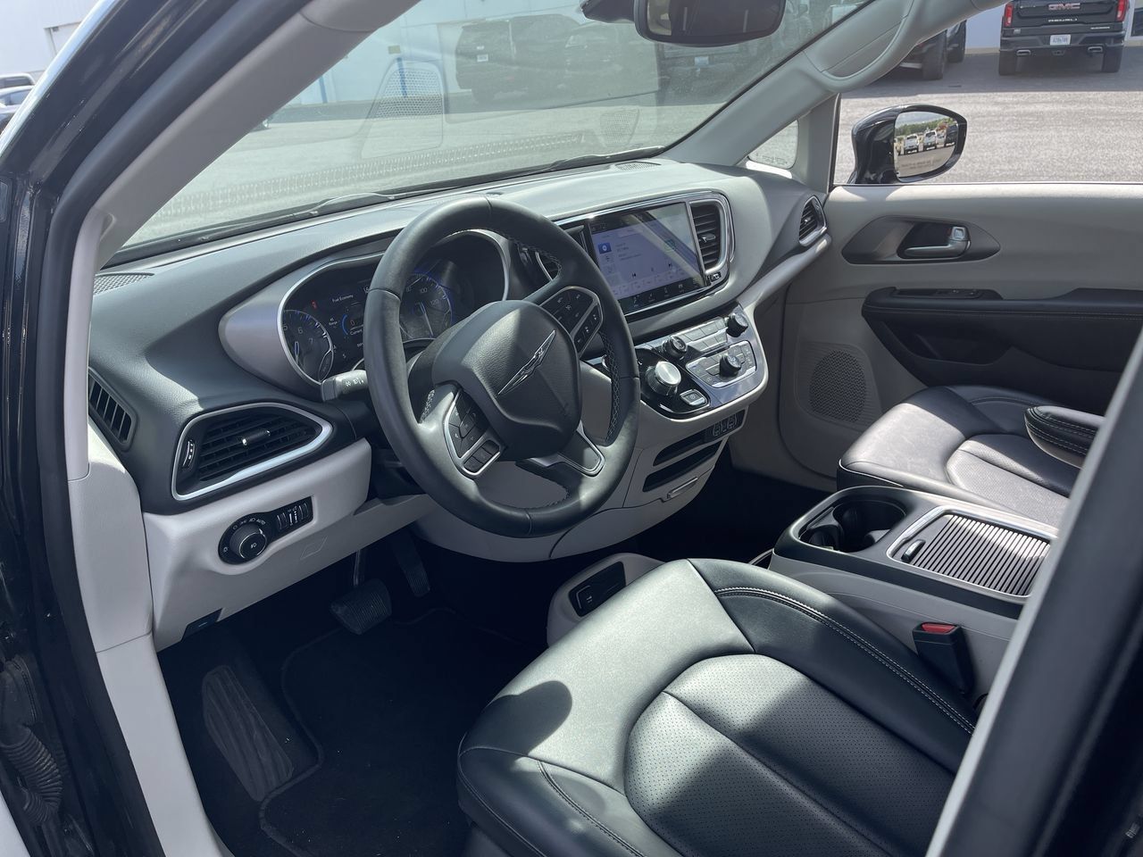 Used 2024 Chrysler Pacifica Touring-L FWD image 10