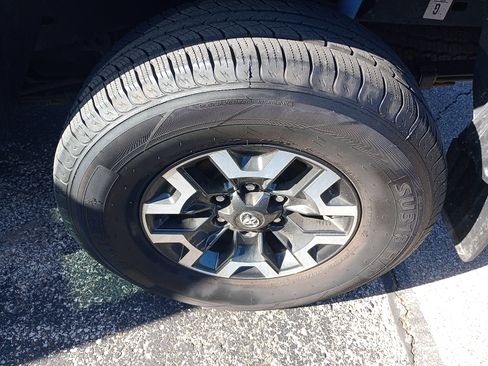 Used 2022 Toyota Tacoma TRD Off-Road image 10