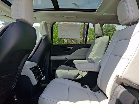 New 2026 Lincoln Aviator AWD image 5