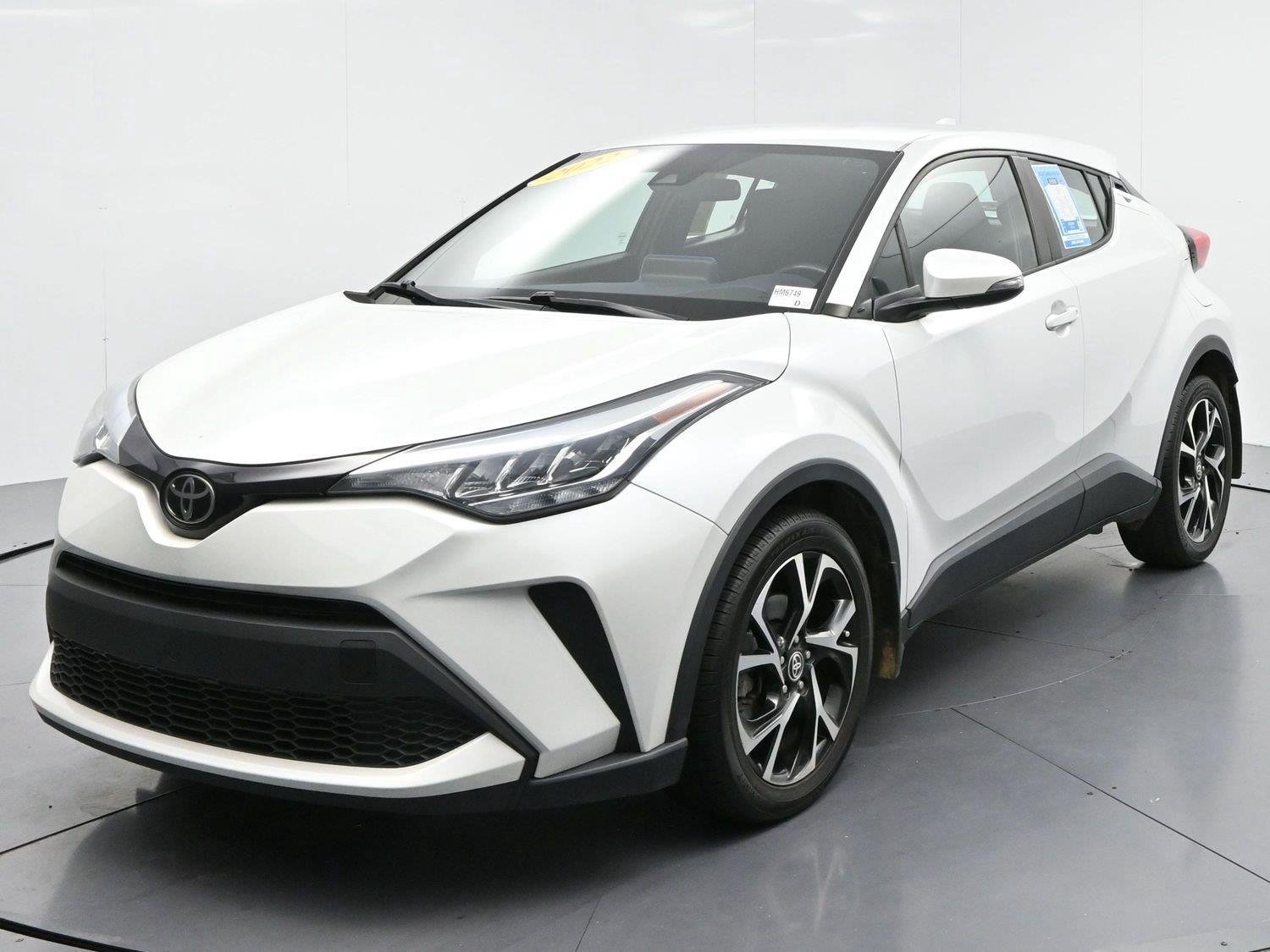 Used 2022 Toyota C-HR XLE FWD image 3