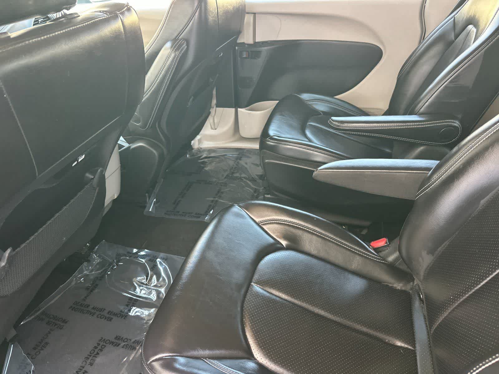 Used 2023 Chrysler Pacifica Touring-L FWD image 5