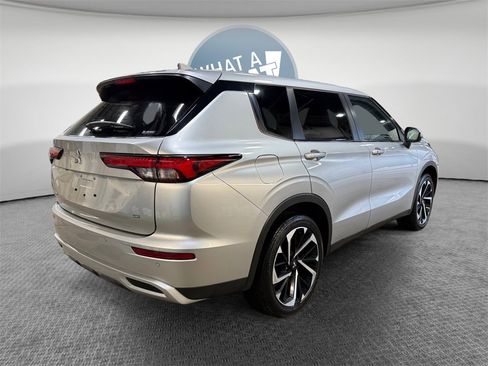 Used 2024 Mitsubishi Outlander SE image 3