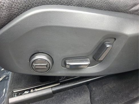 Certified 2025 Volvo XC60 B5 Plus image 21