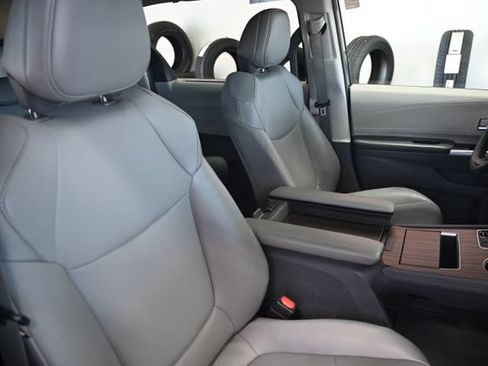 Used 2021 Toyota Sienna XLE w/ XLE Plus Package FWD image 9