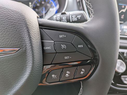 New 2026 Chrysler Pacifica Limited w/ Uconnect Theater Family Group image 14