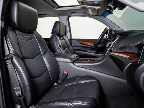 Used 2019 Cadillac Escalade Luxury AWD/4WD image 14