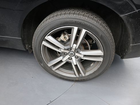 Used 2021 Volvo XC60 T5 Momentum w/ Premium Package image 19