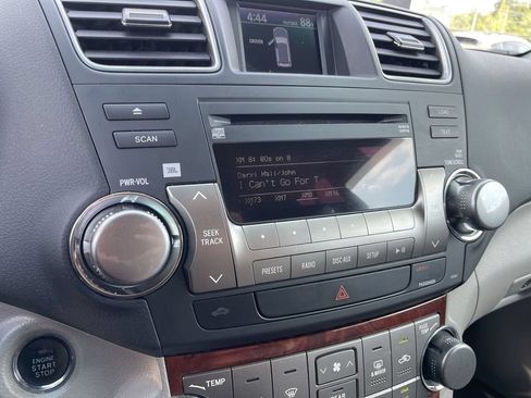 Used 2011 Toyota Highlander Limited w/ Tow Pkg FWD image 11