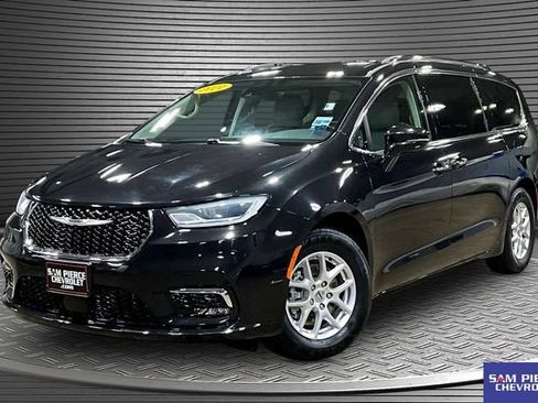 Used 2021 Chrysler Pacifica Touring-L FWD image 1