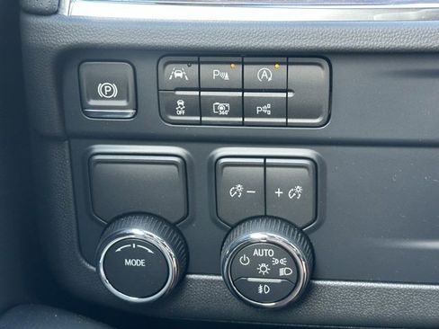 New 2025 Chevrolet Suburban Premier image 14