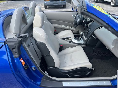 Used 2006 Nissan 350Z Touring RWD image 17