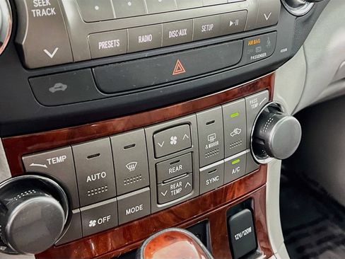 Used 2012 Toyota Highlander Limited w/ Tow Pkg AWD/4WD image 16
