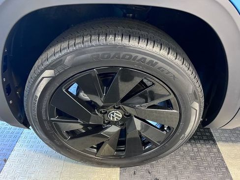 Certified 2024 Volkswagen Atlas Cross Sport SE FWD image 9
