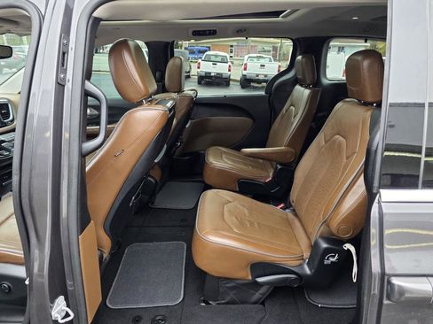 Used 2017 Chrysler Pacifica Limited w/ UConnect Theater Package image 35