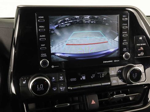 Used 2021 Toyota Highlander XLE AWD/4WD image 18