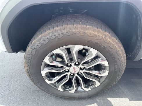 New 2025 GMC Canyon Denali image 16