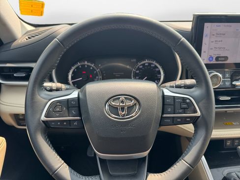 Used 2024 Toyota Highlander XLE FWD image 10