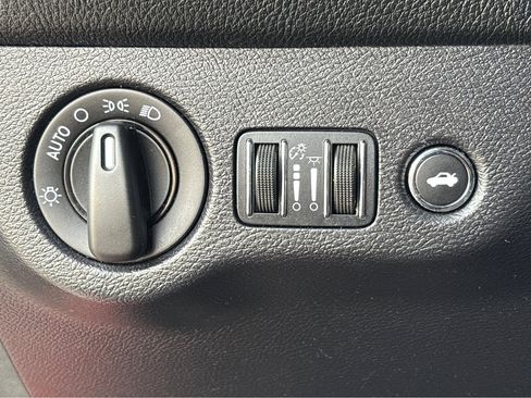 Used 2015 Dodge Challenger SXT w/ Driver Convenience Group image 8