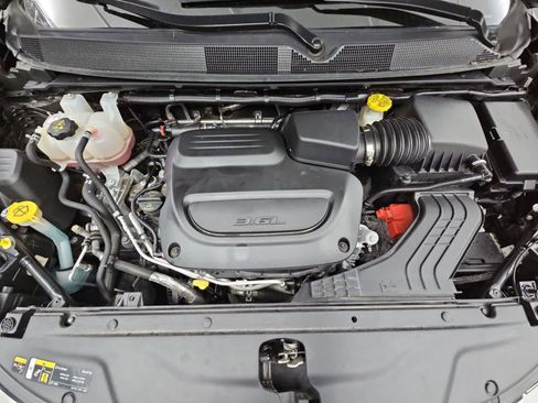 Used 2023 Chrysler Pacifica Touring-L FWD image 14