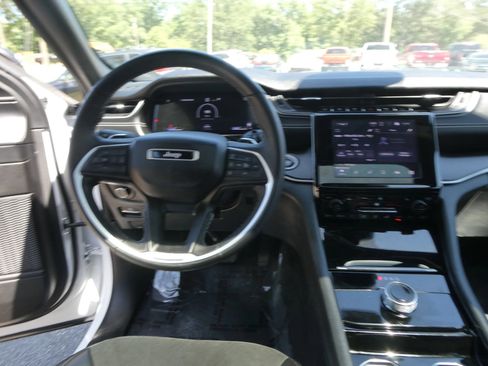Used 2023 Jeep Grand Cherokee Altitude AWD/4WD image 15