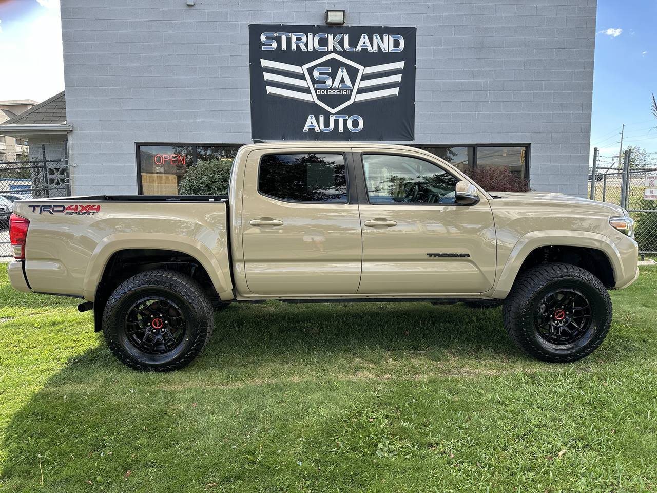 Used 2016 Toyota Tacoma TRD Sport AWD/4WD image 5