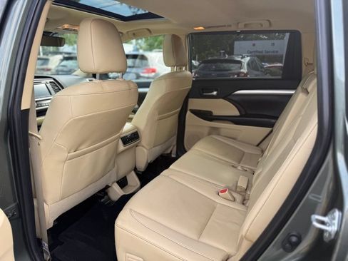 Used 2019 Toyota Highlander XLE w/ Carpet Mat Package (TMS) AWD/4WD image 17