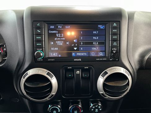 Used 2018 Jeep Wrangler Sahara w/ Connectivity Group AWD/4WD image 26
