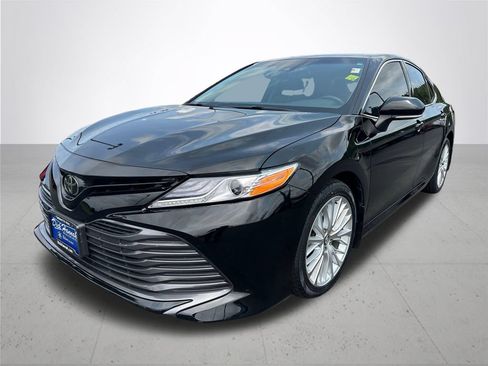 Used 2019 Toyota Camry XLE FWD image 2